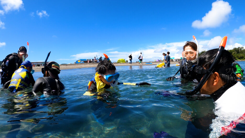 沖ノ島の浅瀬で練習してから楽しむシュノーケリング体験